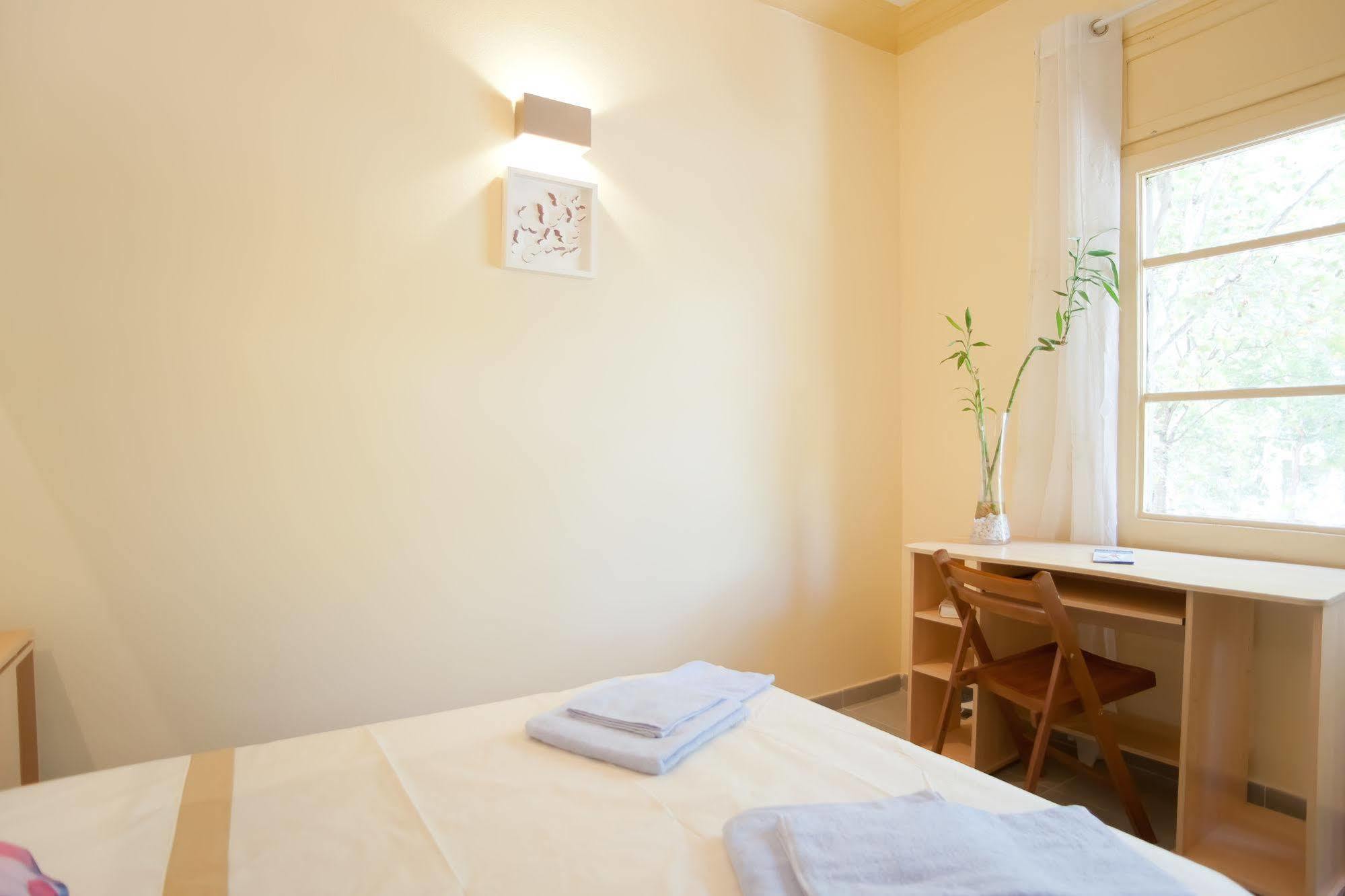 Apartamentos Tarradellas Sants Estacio Barcelona Bagian luar foto